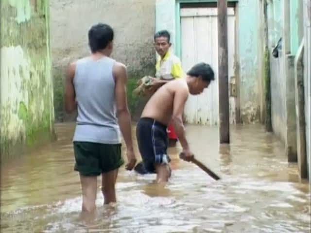 Banjir Setinggi Betis, Warga Tetap Beraktivitas