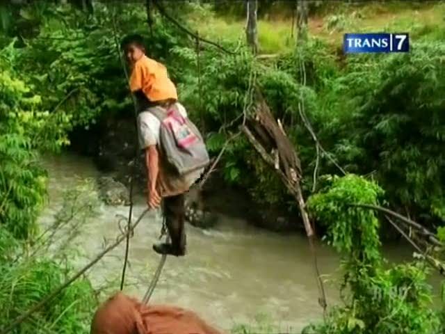 Bertaruh Nyawa Meniti Jembatan Darurat