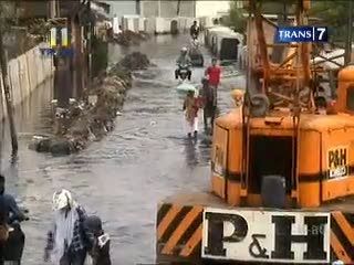 Banjir Rob, Siswa Terjang Arus Banjir