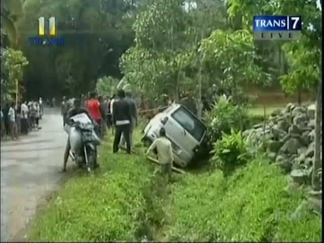 Ratusan Orang Evakuasi Mobil Terperosok