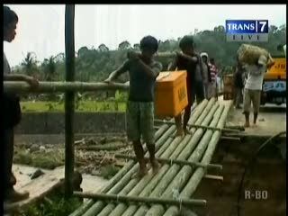 Diterpa Hujan, Jembatan Putus