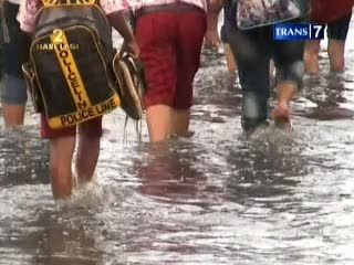 Diterjang Banjir, Siswa Lepas Sepatu