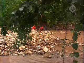 Kali Pesangrahan Dipenuhi Sampah