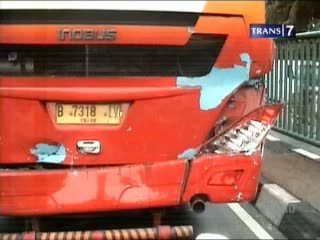 Hindari Penyebrang, Bus TransJakarta Tabrakan