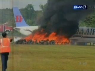 Pesawat Meledak, Delapan Orang Tewas
