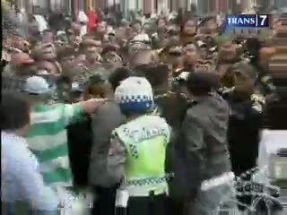 Massa Pro Kontra Tuntut Aceng Mundur