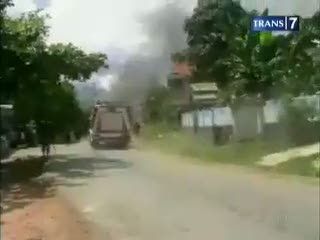 Bentrok Warga, Bocah Tangisi Rumah Terbakar