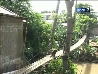 Jembatan Gantung Srengseng Diperbaiki