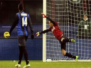 Aksi Palacio di Bawah Mistar Inter
