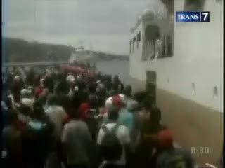 Jelang Natal, Calon Penumpang Berebut Naik Kapal
