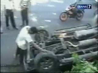 Ngebut Demi Apel, Mobil Terbalik