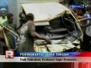 Truk Tabrakan, Sopir Box Terjepit