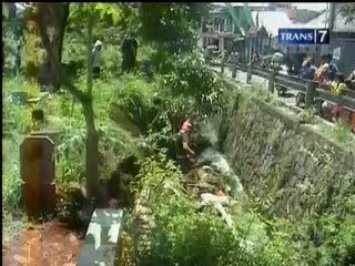 TPU Grogol Longsor, Kuburan Berantakan