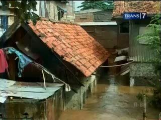 Banjir Jadi Sarana Hiburan