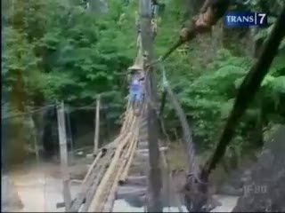 Jembatan Rubuh, Warga Menantang Maut 