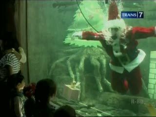Aksi Santa Claus Menghibur Anak-anak