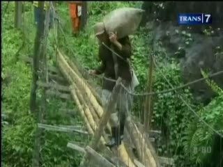  Jembatan Roboh, Warga Menantang Maut