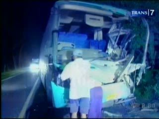 Bus Pariwisata Tabrak Truk, 1 tewas