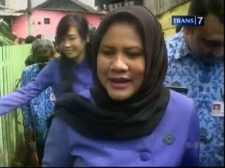 Istri Jokowi dan Ahok Kunjungi Korban Banjir