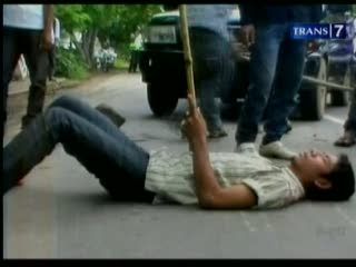 Mahasiswa Blokir Jalan, Pengguna Kendaraan Marah