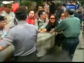 Ricuh, Tuntut Pilkada Bekasi Diulang