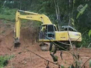 Antisipasi Longsor Susulan, Bukit Dipotong