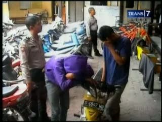 ABG Curi Uang Kotak Amal