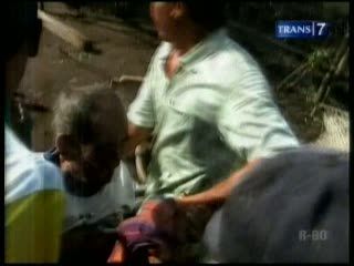 Jelang Tahun Baru, Kakek Terjepit Runtuhan Bangunan
