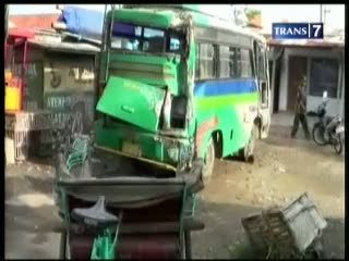 Mengantuk, Sopir Tabrak Bus Ngetem