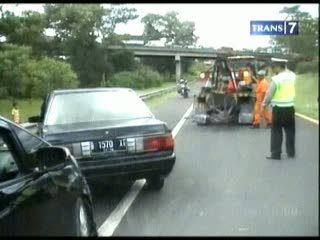 Hindari Macet, Mobil Ditabrak