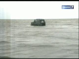 Mobil Wisatawan Terjebak di Pantai