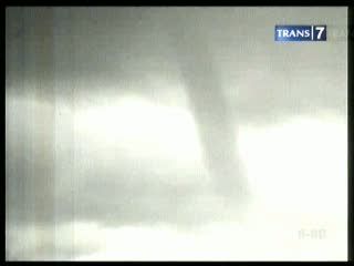 Wisatawan Panik, Puting Beliung Terjang Pesisir