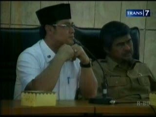 Curhat Aceng Fikri di Depan Kepala Desa