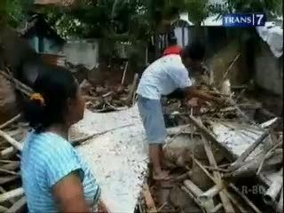 Seorang Ayah Terseret Arus Banjir Bandang