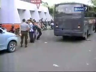 Pendukung Persija Bentrok dengan Polisi
