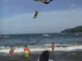 Serunya Bermain Parasailing di Pantai Pangandaran