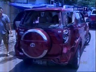 Bus Trans Jakarta Tabrak Mobil Keluarga
