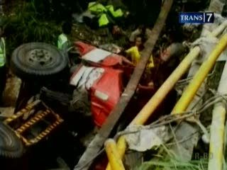 Hindari Motor, Truk Jatuh ke Sungai