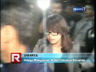 Pengemudi Cantik Tabrak 3 Bajaj, 1 Motor dan Gerobak