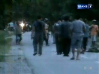 Warga Serang Mapolsek Dengan Batu