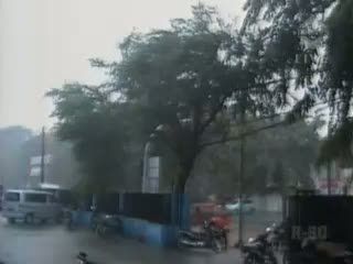 Baliho Roboh Timpa Pengendara Motor