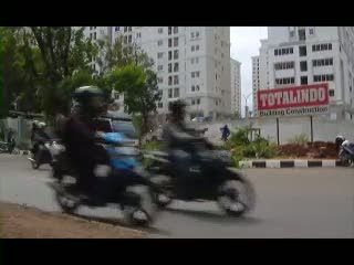 Pohon Tumbang Timpa Dua Mobil