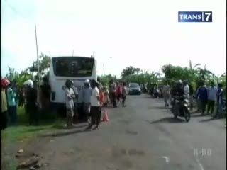 Bus Terguling, 3 Tewas