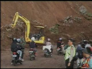 Jalur Puncak Masih Ditutup, Polisi dan TNI Jadi Ojek Dadakan
