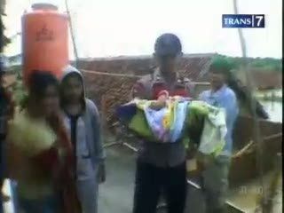 Evakuasi Bayi 2 Bulan di Tengah Banjir