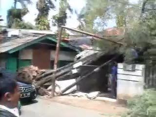 Cuaca Buruk, Pohon Tumbang Timpa Rumah dan Mobil