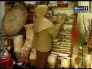 Mendulang Rupiah Dari Sampah Daun