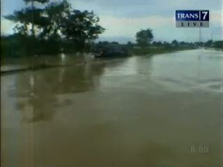 Mobil Nekat Terobos Banjir Merak, Terseret Arus