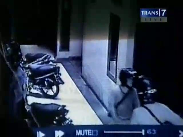 Maling Motor Terekam CCTV