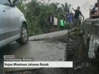 Hujan Membuat Jalan Rusak